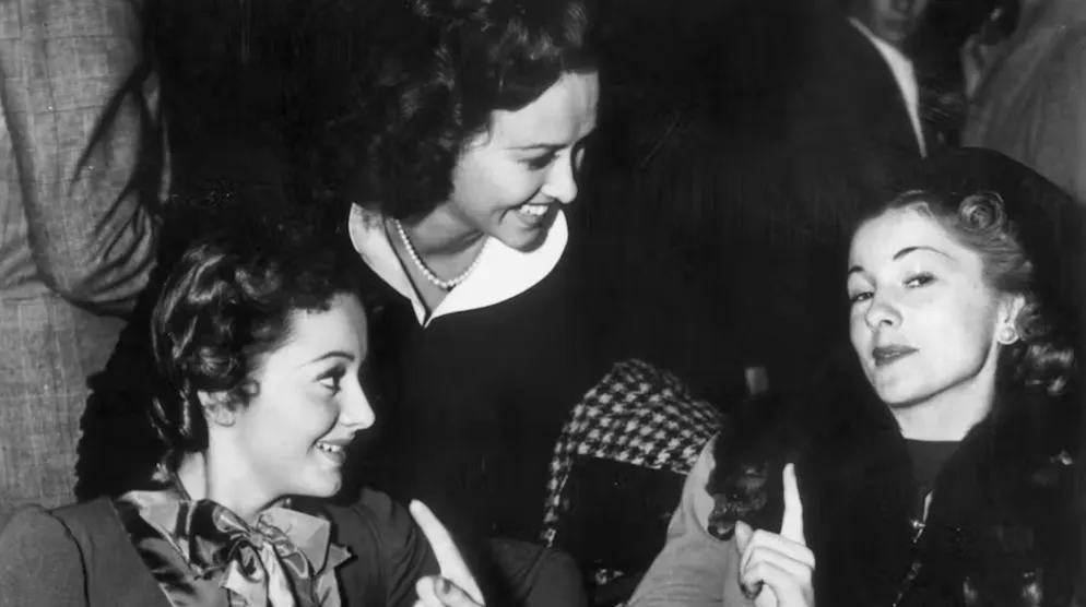Flitzer, Fehler und Familienstreits: kuriose Fakten zur Oscar-Verleihung. Die Dankesworte der Britin Joan Fontaine (rechts) vergass man in dem Moment, als ihre Schwester Olivia de Havilland (links) auf die Bühne stürzte. Die war 1935 auch für den Oscar nominiert und mit Fontaine zerstritten. Nun beeilte sich die Unterlegene, als Erste zu gratulieren. Doch den Trost, vor Publikum das Gesicht wahren zu dürfen, gönnte Fontaine der Schwester nicht.