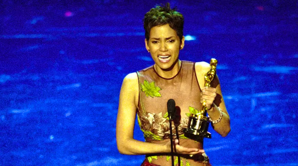 Flitzer, Fehler und Familienstreits: kuriose Fakten zur Oscar-Verleihung. Erst 2002 wurde mit Halle Berry die erste dunkelhäutige Schauspielerin als beste Hauptdarstellerin ausgezeichnet. Bei der schluchzenden Dankesrede – «ein Moment, der so viel grösser ist als ich» – hielt sich das Orchester zum Glück zurück.