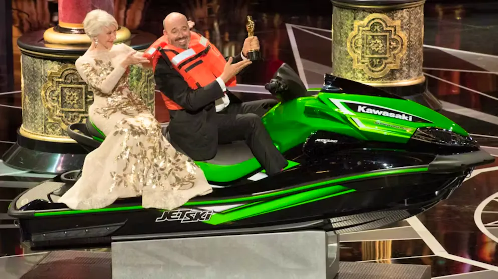 Flitzer, Fehler und Familienstreits: kuriose Fakten zur Oscar-Verleihung. Um das Problem der langen Dankesreden zu lösen, versprach Moderator Jimmy Kimmel 2018 dem Preisträger einen Jetski, der sich am kürzesten fassen konnte. Gewinner war Mark Bridges (Bild), der sich «nur» rund 30 Sekunden für den Kostümdesign-Oscar für «Der seidene Faden» bedankte. Und das flotte Gefährt behielt er nicht, sondern spendete es für einen Auktion für den guten Zweck.
