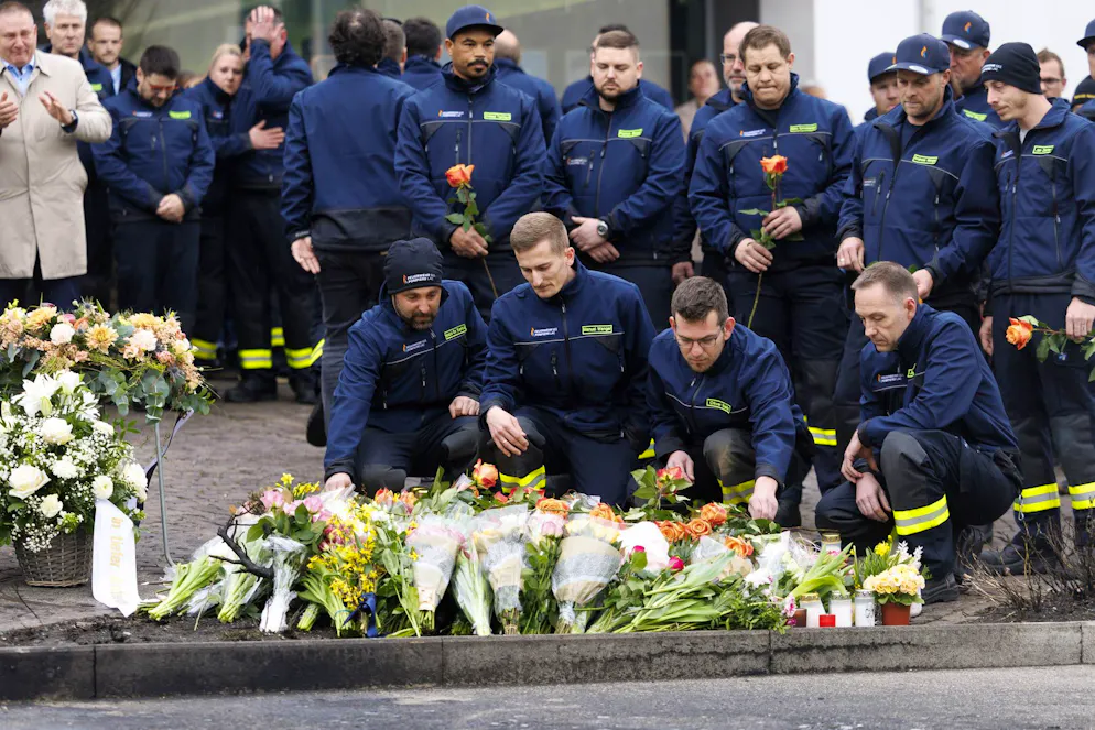 Feuerwehrleute legen in Kerzers FR am 11. März Blumen nieder.