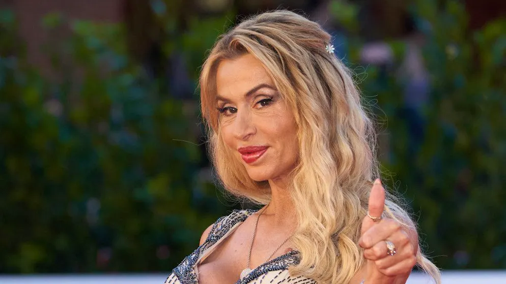 Il dopo Sanremo. Valeria Marini su Nino Frassica: «Le scuse me le deve fare pubblicamente faccia a faccia»