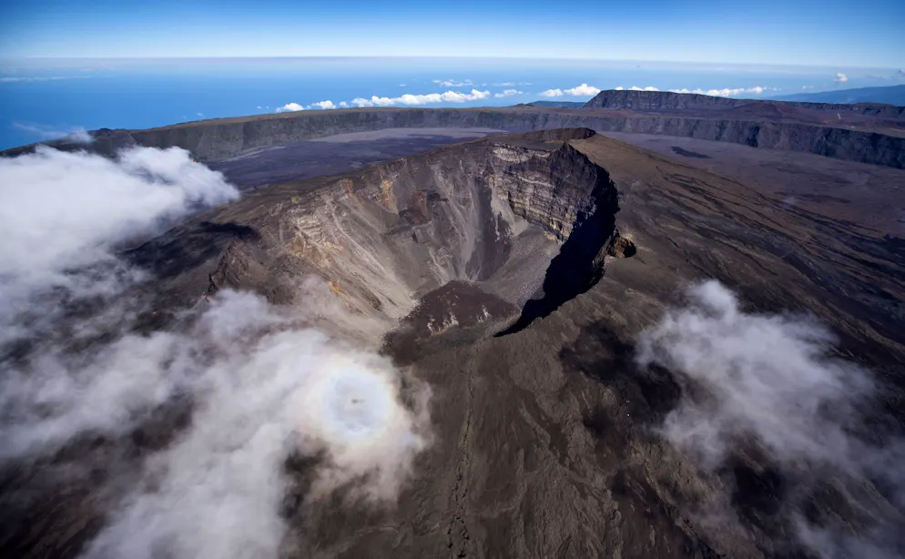 Une coulée de lave descendant du Piton de la Fournaise, en éruption depuis le 13 février, menace de couper la Route nationale 2 reliant le sud à l'est de La Réunion, a indiqué jeudi la préfecture du département français de l'océan Indien. (Archives)