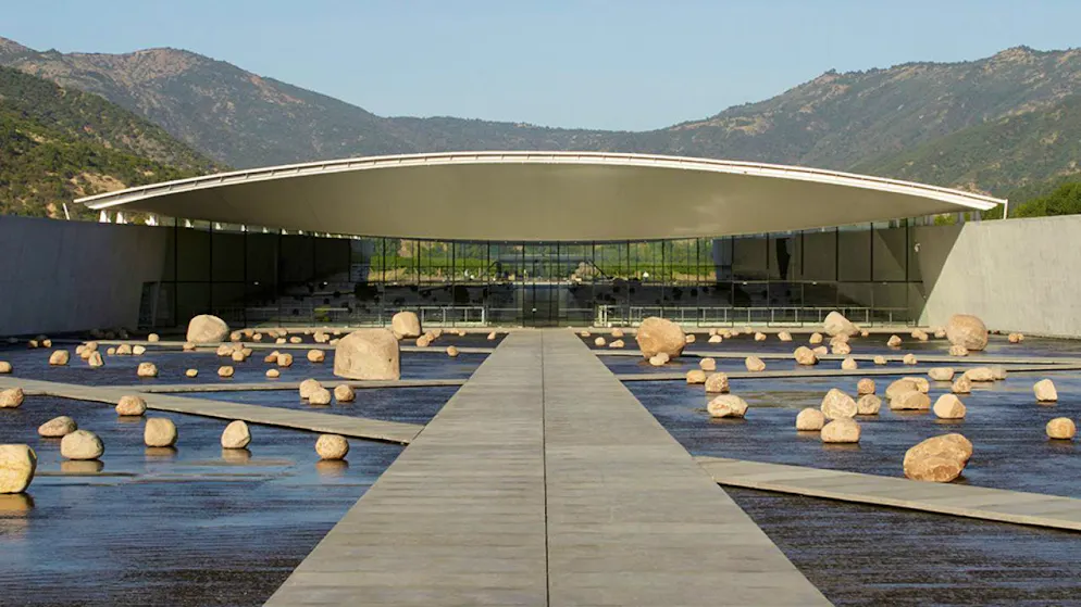 Tra i suoi progetti vi è l'azienda vinicola Vik nella Millahue Valley, in Cile.