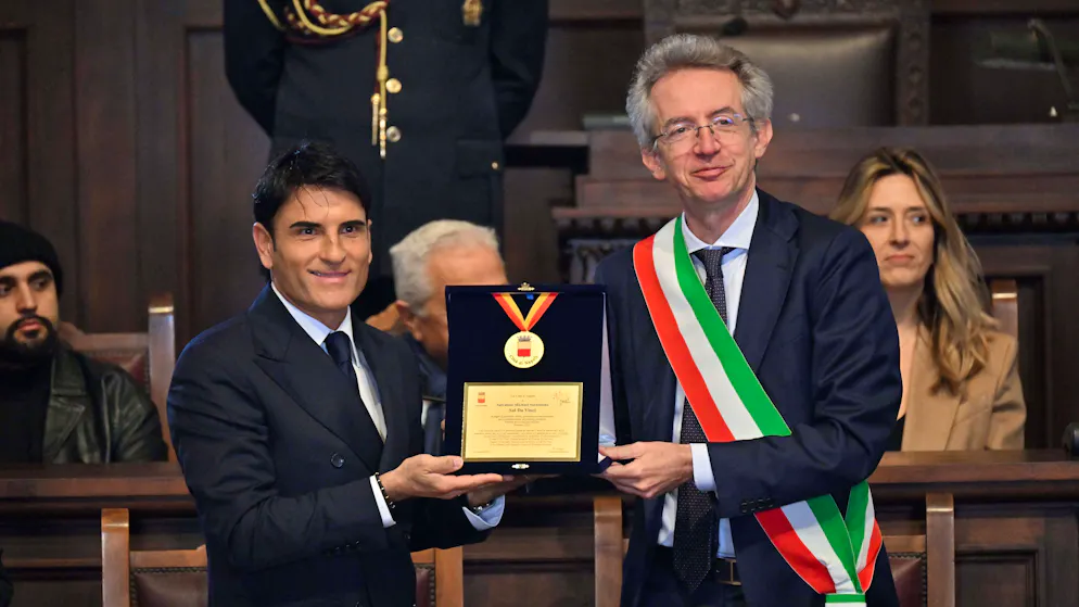 Il dopo Sanremo. A Sal Da Vinci la medaglia della città di Napoli: «Le polemiche passano, la musica resta»