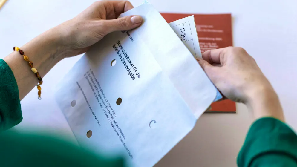 Les bulletins doivent être placés dans l’enveloppe perforée. Cette enveloppe doit être fermée puis placée, avec la carte de légitimation signée, dans l’enveloppe de retour.