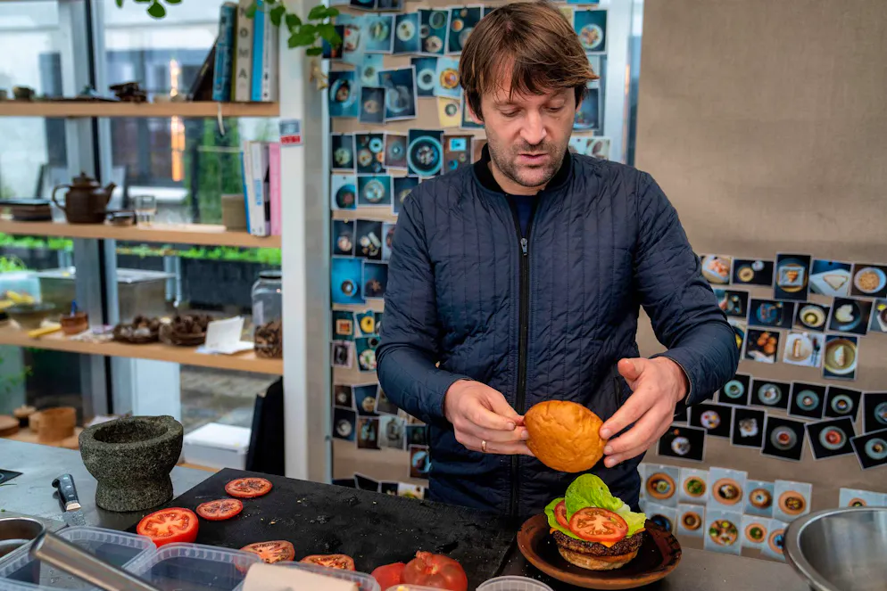 René Redzepi präpariert am 24. November 2014 im Noma in Kopenhagen einen vegetarischen Burger.