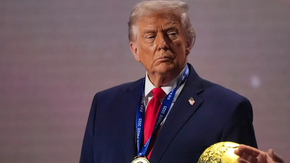 Donald Trump, im Bild mit dem für ihn erfundenen FIFA-Friedenspreis um den Hals, äussert Sicherheitsbedenken im Bezug auf eine WM-Teilnahme Irans