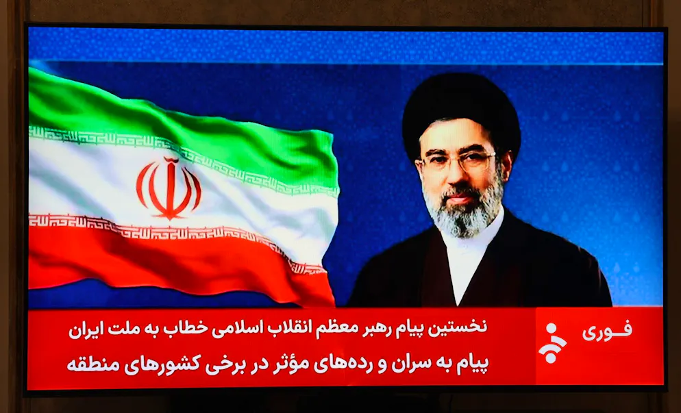 Mojtaba Khamenei non è apparso in pubblico: una speaker ha letto la sua dichiarazione sulla tv di Stato, con l'immagine del leader sullo sfondo.
