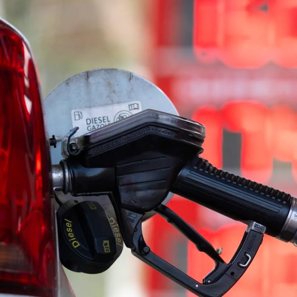 Neue Massnahmen präsentiert. Benzinpreise explodieren – jetzt reagieren unser Nachbarn