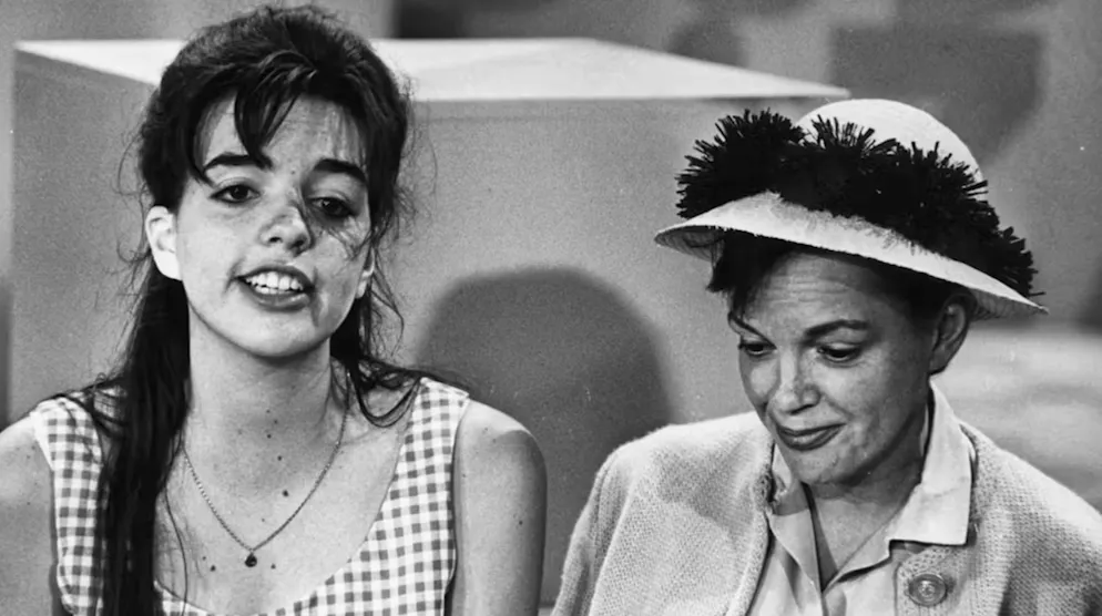 Flitzer, Fehler und Familienstreits: kuriose Fakten zur Oscar-Verleihung. Der Erfolg liegt auch bei Liza Minnelli (Bild, links) in der Familie: Sie ist die einzige Oscar-Gewinnerin, deren Eltern (Judy Garland, Bild, und Vincente Minnelli) ebenfalls mit dem Academy Award ausgezeichnet wurden.