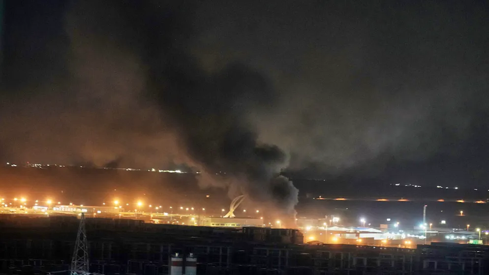 Nach einer Explosion am Flughafen der nordirakischen Stadt Erbil am späten Mittwochabend steigt Rauch auf.