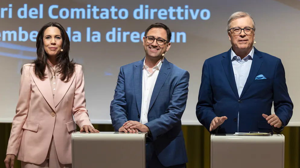 Susanne Wille stellt die neuen Geschäftsleitungsmitglieder der SRG vor. Frauen sind keine darunter. In der Mitte der neue SRF-Direktor Roger Elsener und VR-Präsident Jean-Michel Cina.