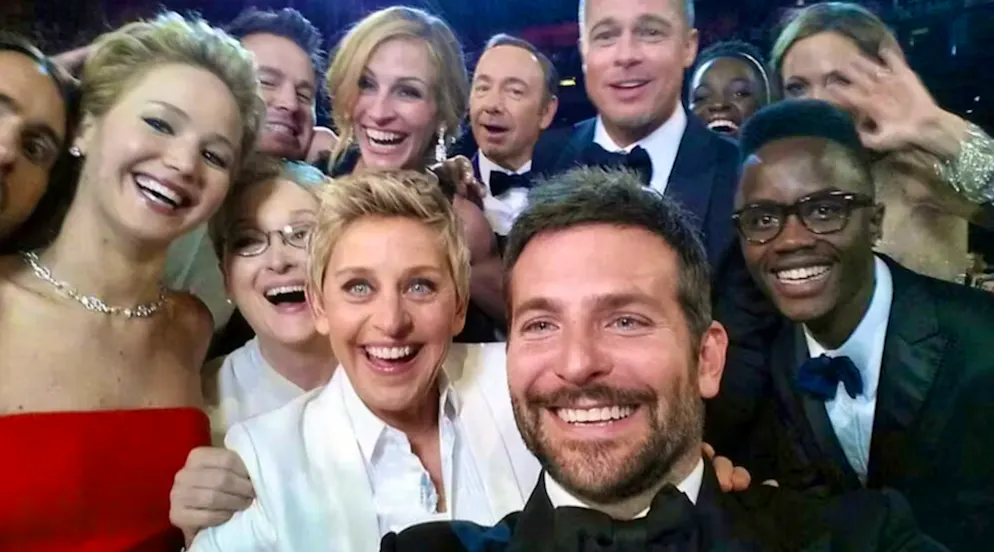 Flitzer, Fehler und Familienstreits: kuriose Fakten zur Oscar-Verleihung. Das Selfie von Moderatorin Ellen DeGeneres 2014 könnte das teuerste Foto der Welt sein. Samsung spendete nicht nur für jeden der über 3,3 Millionen Re-Tweets des Bildes beim Kurznachrichtendienst Twitter einen Dollar, sondern bezahlte dem US-Sender ABC 1,5 Millionen Dollar für einen Werbespot während der Ausstrahlung.