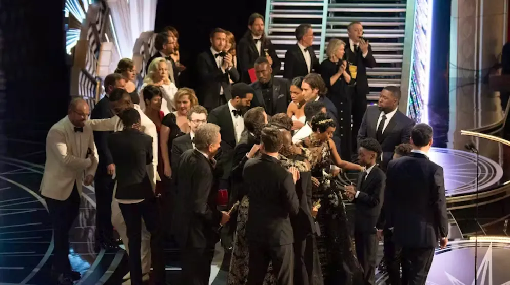 Flitzer, Fehler und Familienstreits: kuriose Fakten zur Oscar-Verleihung. «And the Oscar goes to ... ‹La La Land›» – NICHT! Laudator Warren Beatty hatte den Musicalfilm bereits in der Kategorie «Bester Film» zum Gewinner ausgerufen und die überglückliche Crew bei sich auf der Bühne, als er zurückgepfiffen wurde. Denn eigentlich hatte die Academy «Moonlight» zum besten Film gewählt.