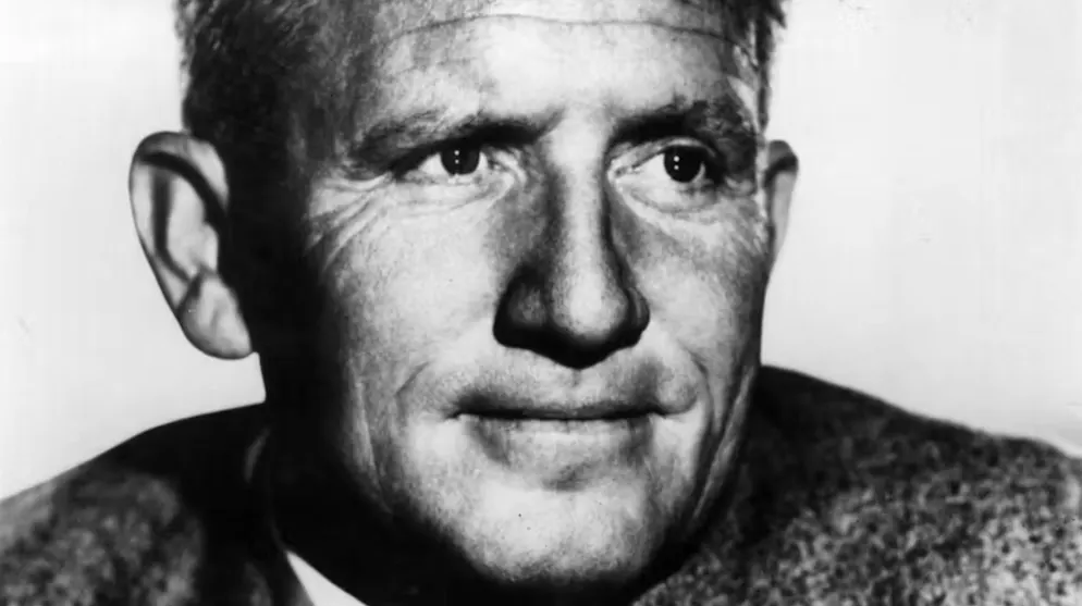 Flitzer, Fehler und Familienstreits: kuriose Fakten zur Oscar-Verleihung. Und zwar Spencer Tracy, der 1938 und 1939 gewann: Bei seiner ersten Preisverleihung staunte er nicht schlecht, als er den Oscar bekam – und darauf «Dick Tracy» eingraviert war, der Name eines populären Comic-Helden. Den Preis gab er zwecks Berichtigung zurück und sorgte dafür, dass die kleinen Statuen fortan erst nach der Verleihung graviert werden.