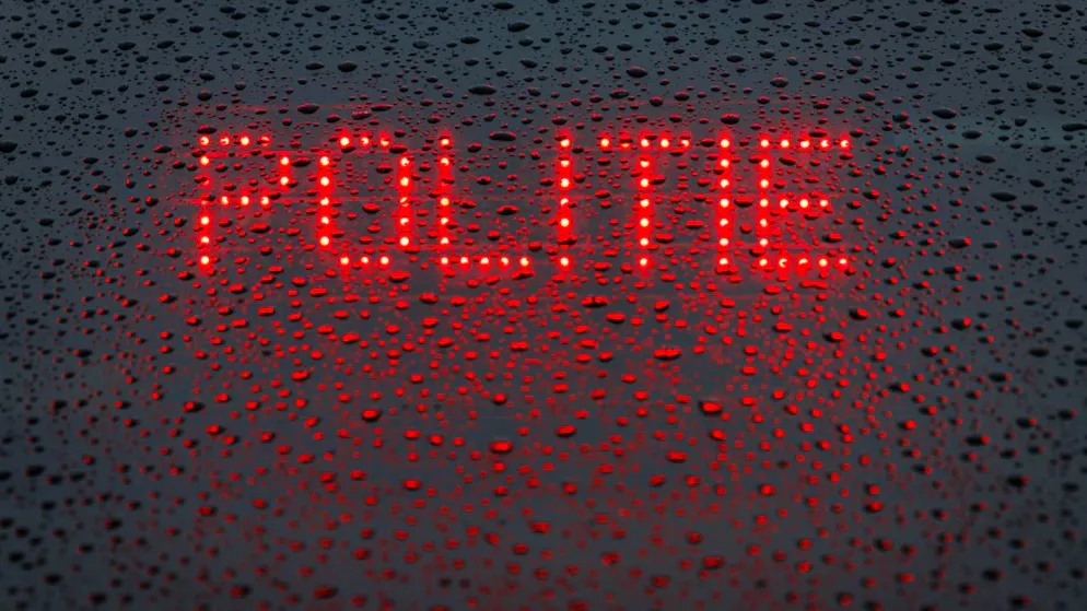 ARCHIV - Das niederländische Wort "Politie" ("Polizei") wird in der Heckscheibe von einem Einsatzfahrzeug angezeigt. Foto: Friso Gentsch/dpa