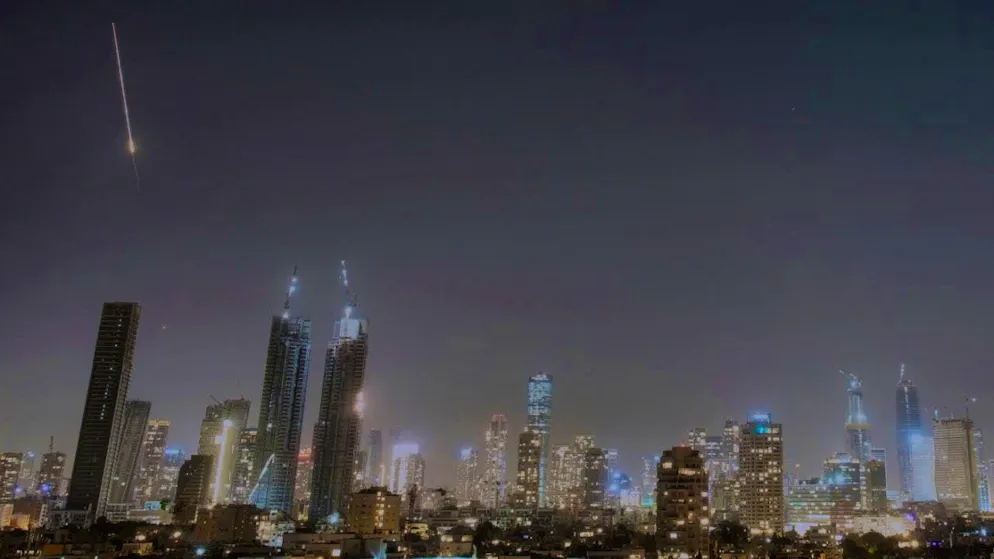 dpatopbilder - Rockets fired by Iran can be seen in the sky over the city of Tel Aviv. Photo: Ohad Zwigenberg/AP/dpa