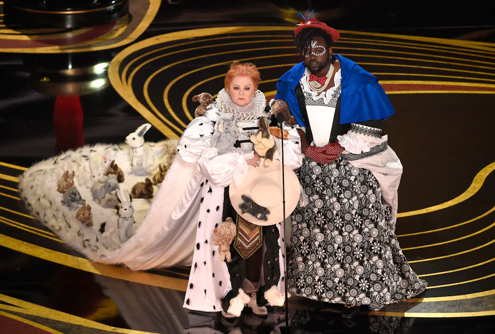 Flitzer, Fehler und Familienstreits: kuriose Fakten zur Oscar-Verleihung. Zum ersten Mal seit 1989 fand die Oscar-Verleihung 2019 ohne festen Moderator statt. Nach Kritik an alten Tweets zog sich der ursprünglich geplante Gastgeber Kevin Hart zurück. Statt eines Hosts führten wechselnde Stars durch den Abend – etwa Melissa McCarthy und Brian Tyree Henry (Bild), die gemeinsam den Oscar für das beste Kostümdesign präsentierten.