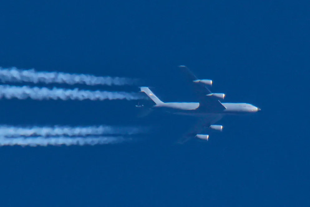 D'une longueur de 41,5 m pour une envergure de près de 40 m, le Boeing KC-135 «Stratotanker» possède quatre réacteurs et a une capacité de chargement pouvant aller jusqu'à plus de 38 tonnes selon sa configuration (image d’illustration).