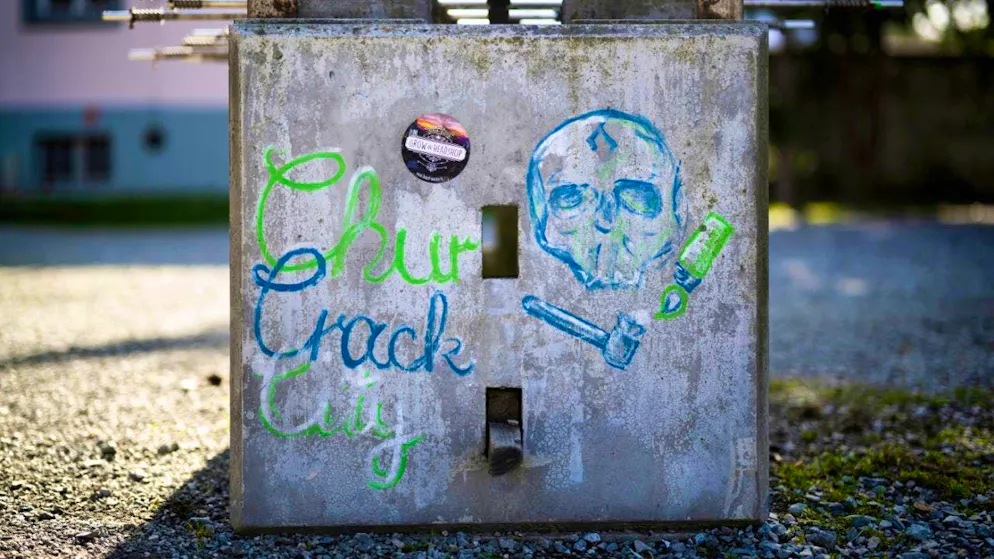 Chur gets a consumption room for drug addicts - Gallery. "Chur Crack City". The graffiti is on a bench in the Stadtpark, the park in the heart of the city of Chur, where up to 50 drug addicts spend time every day.