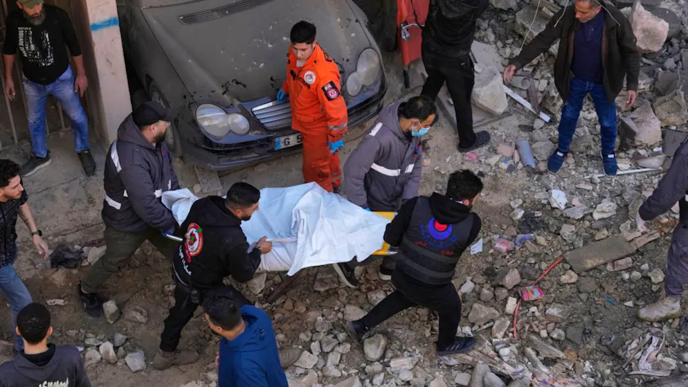 Le Hezbollah prêt à une «longue confrontation», Israël menace - Gallery. Des secouristes évacuent une dépouille d'un appartement détruit par un bombardement israélien vendredi dans le port de Sidon, au sud du Liban.