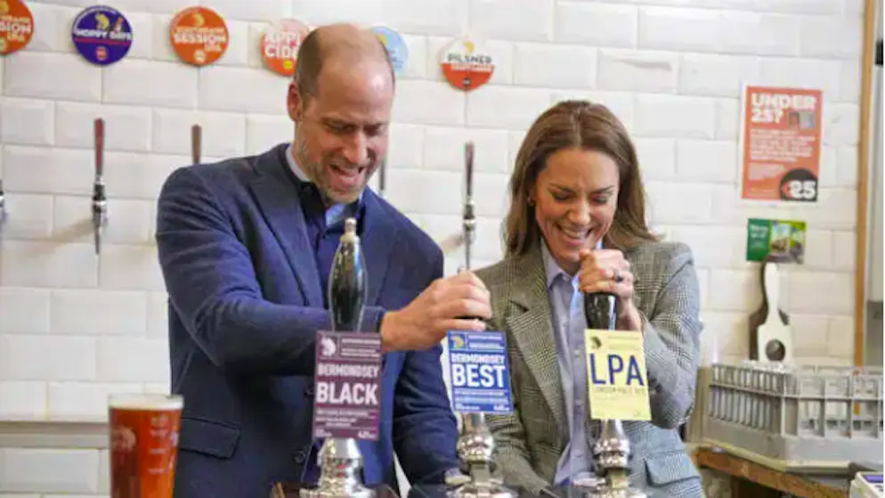 Ecco come. È sfida a chi spilla più birre tra Kate e William, ma lei sorprende tutti