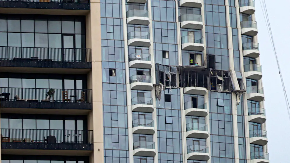 Der bei einem iranischen Drohnenangriff beschädigte Dubai Creek Harbour Tower. (12. März 2026)