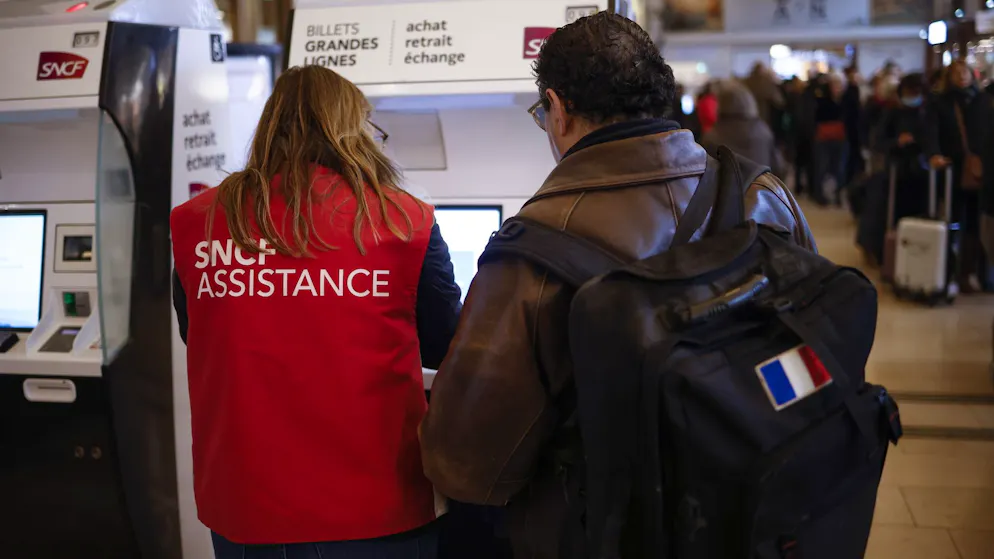 Erinnert an die 60er Jahre. Eleganz-Leitfaden mit Make-up-Tipps und Figurtricks sorgt bei Frankreichs Bahn für Ärger