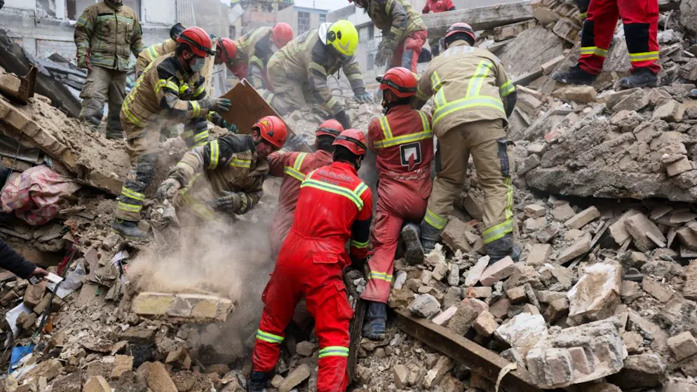 Les secours s'affairent après de nouvelles frappes vendredi sur Téhéran.