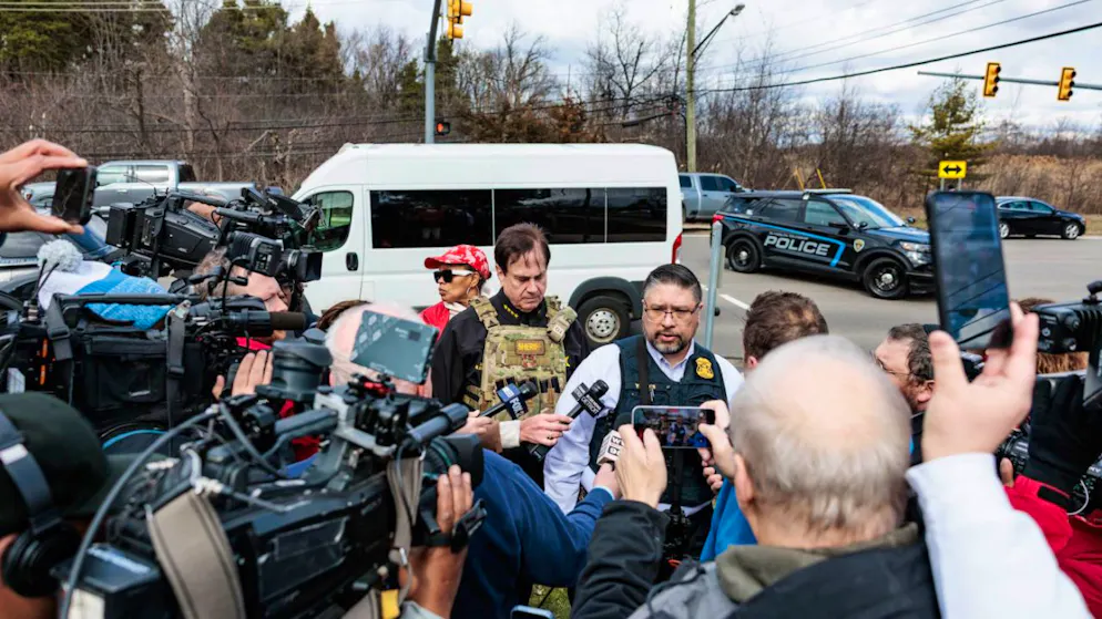 Oakland County Sheriff Michael Bouchard spricht in der Nähe der Synagoge Temple Israel zu Medienvertretern. In dem Vorort der US-Großstadt Detroit im Bundesstaat Michigan ist eine Person mit einem Fahrzeug in eine Synagoge gefahren. Sicherheitspersonal habe danach das Feuer eröffnet, sagte der örtliche Sheriff vor Journalisten. Foto: Jacob Hamilton/Ann Arbor News via AP/dpa - ACHTUNG: Nur zur redaktionellen Verwendung und nur mit vollständiger Nennung des vorstehenden Credits