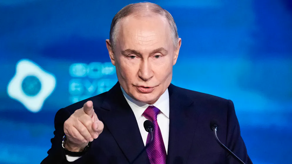 Selon John Healey, la «main cachée» du président russe Vladimir Poutine apparaît derrière certaines des tactiques employées par Téhéran.