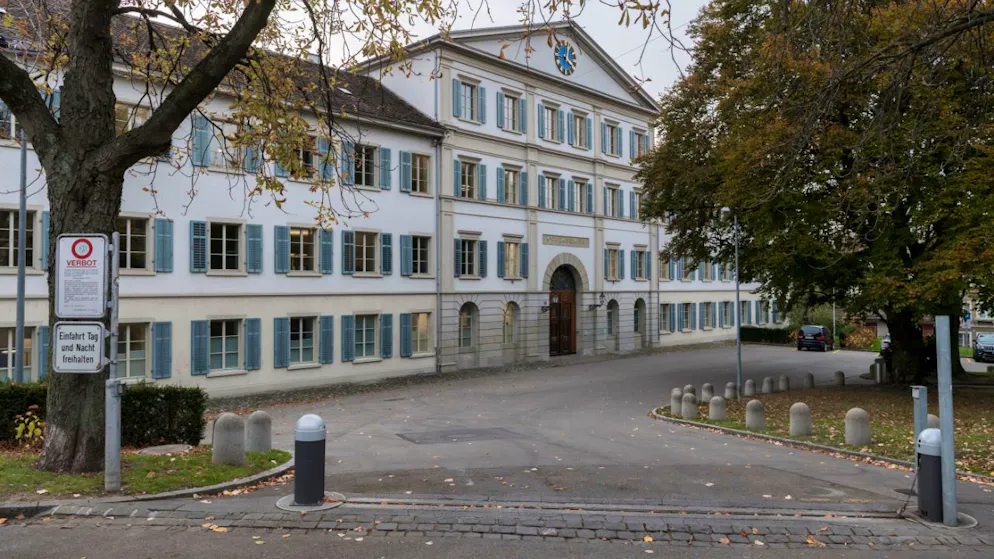 Das Zürcher Obergericht hat einen 31-jährigen Schweizer wegen vorsätzlicher Tötung zu einer Freiheitsstrafe von acht Jahren verurteilt. Er tötete im November 2022 in Uster im Streit auf einem Parkplatz einen anderen Mann. (Symbolbild)