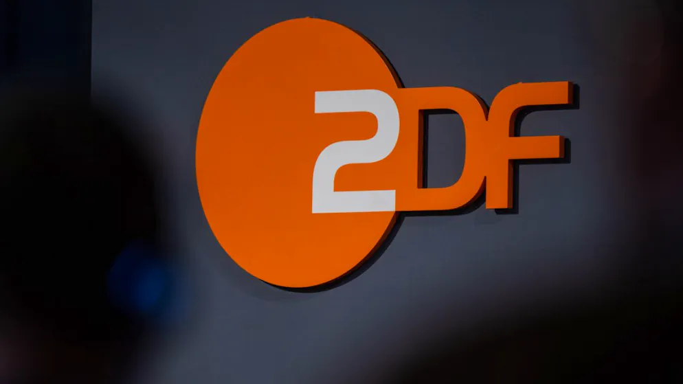 ARCHIV - Das Logo der öffentlich-rechtlichen Rundfunkanstalt Zweites Deutsches Fernsehen (ZDF), aufgenommen bei der Digital-Konferenz «Republica». Foto: Monika Skolimowska/dpa