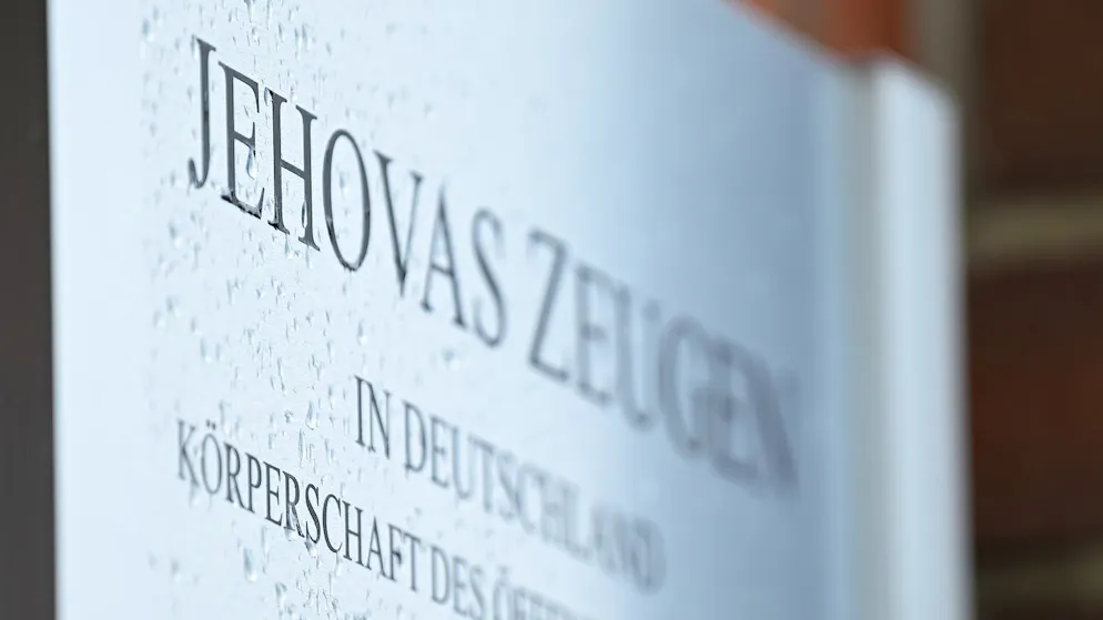 Mitglieder der Zeugen Jehovas dürfen nun Blut spenden – aber nur für sich selbst. (Archivbild)