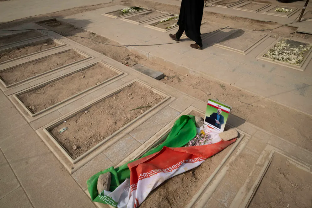 Tehrans Cemetery Amid U.S.-Israeli Military Campaign A veiled Iranian woman walks past a grave of an Iranian man, Gholam-Hassan Kheirkhah, who is killed during the U.S.-Israeli military campaign, at Behesht-e Zahra cemetery in southern Tehran, Iran, on March 9, 2026. Tehran Tehran Iran PUBLICATIONxNOTxINxFRA Copyright: xMortezaxNikoubazlx originalFilename: nikoubazl-tehransc260309_npeXi.jpg