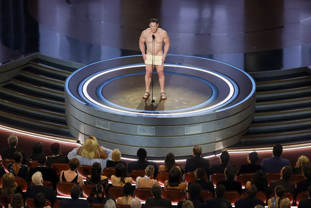 Flitzer, Fehler und Familienstreits: kuriose Fakten zur Oscar-Verleihung. Ein Oscar-Moment mit viel Humor: Schauspieler und Wrestler John Cena präsentierte 2024 bei den Academy Awards den Preis für das beste Kostümdesign – und betrat dabei fast nackt die Bühne im Dolby Theatre in Los Angeles. Der Auftritt war eine Anspielung auf den legendären Flitzer-Moment bei den Oscars 1974 und sorgte für einen der meistdiskutierten Augenblicke der Show.