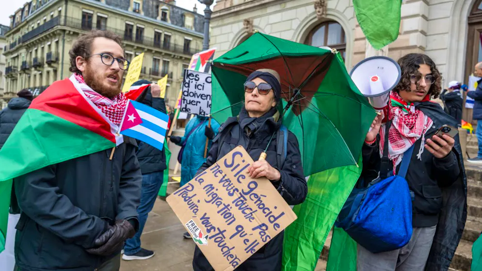 Manifestants mobilisés à Genève sur le thème "Bloquons l'impérialisme!", à l'appel de l'association Suisse-Cuba Genève et d'un collectif d'associations.