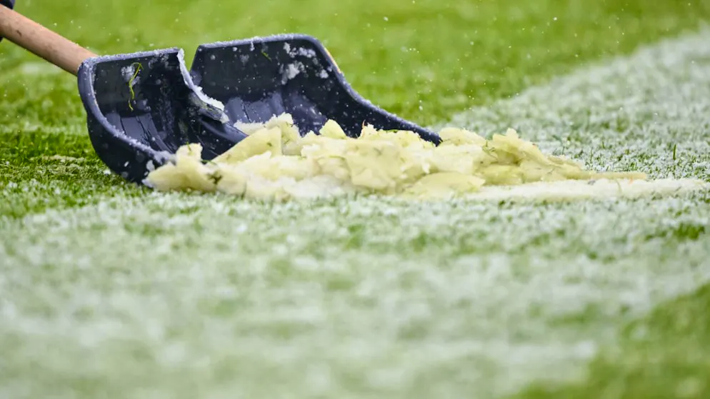Schneefall lässt die Partie St. Gallen - Lugano am Samstagabend nicht zu. (Symbolbild)