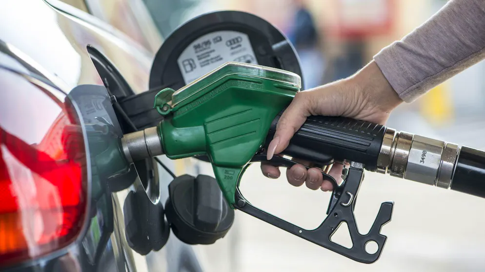 Prezzi carburanti. In Italia un pieno può costare fino a 30 franchi in meno: ecco perché la benzina è così cara in Svizzera