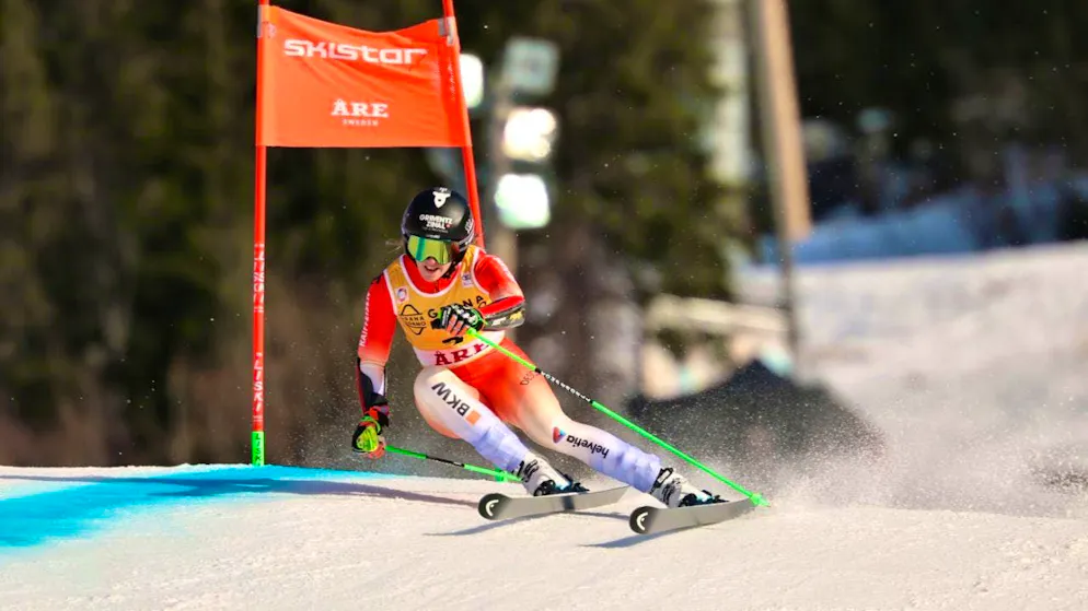 Leading by eleven hundredths ahead of the Austrian Julia Scheib: Camille Rast