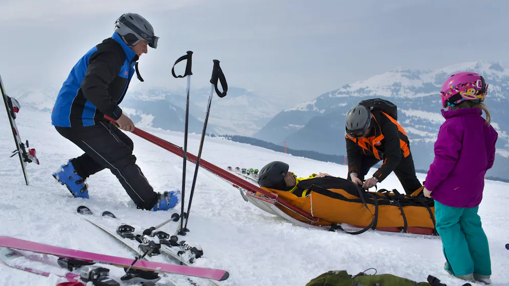 Hit-and-run accidents on the slopes. Crash skiers often drive away - the Swiss are exemplary