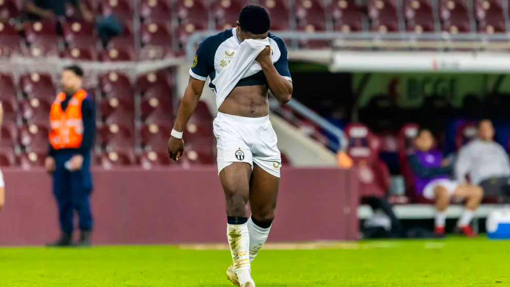 Drei Zürcher Klubs im Tabellenkeller – eine Bestandesaufnahme - Gallery. Quo vadis, FC Zürich? Damienus Reversen, nach der jüngsten Niederlage bei Servette mit hängendem Kopf, ist einer von nur drei Spielern, die am 1. und am 29. Spieltag zur FCZ-Startelf gehörten.