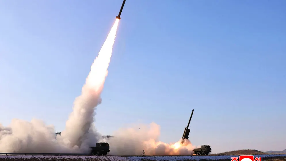 HANDOUT - Die von der staatlichen nordkoreanischen Nachrichtenagentur KCNA am 27.01.2026 zur Verfügung gestellte Aufnahme zeigt nach Angaben von KCNA den Test von ballistischen Raketen an einem nicht genannten Ort. Foto: Uncredited/KCNA/KNS/dpa - ACHTUNG: Nur zur redaktionellen Verwendung und nur mit vollständiger Nennung des vorstehenden Credits