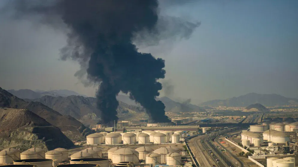 Medio Oriente. Incendio ad uno snodo petrolifero negli Emirati, colpito da detriti drone