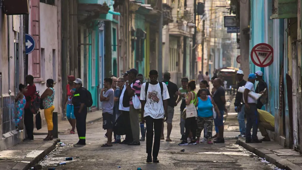 Cuba. A l'Havana la popolazione allo stremo assalta la sede del Partito comunista