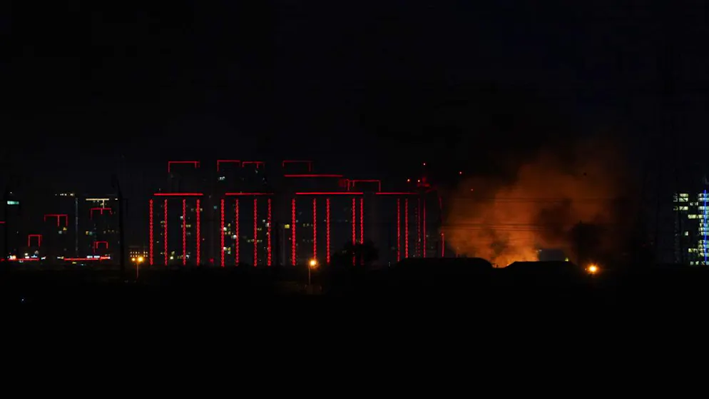 ARCHIV - Rauch und Flammen steigen in der Nähe des internationalen Flughafens von Erbil nach Explosionen auf, nachdem die Luftabwehrsysteme intensive Abfangoperationen durchgeführt haben. Erbil ist die Hauptstadt der Autonomen Region Kurdistan im Nordirak. Foto: Ismael Adnan/dpa