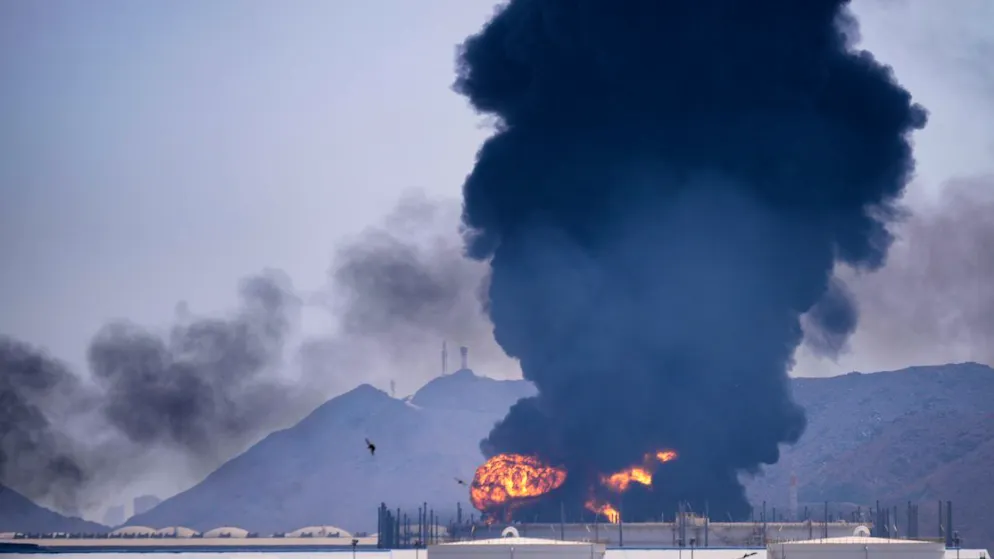 Ein Feuer und Rauchschwaden steigen auf, nachdem Trümmer einer abgefangenen iranischen Drohne nach Angaben der Behörden in Fudschaira, Vereinigte Arabische Emirate eine Öleinrichtung getroffen haben. 