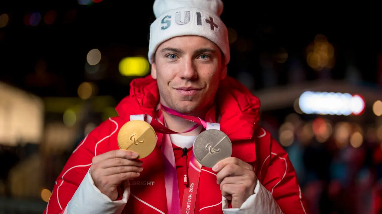 Paralympics. Robin Cuche trägt die Schweizer Fahne