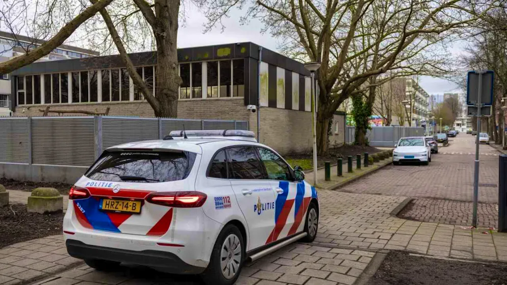 A police car is parked in front of a Jewish school. An explosion has occurred at the school. Police, the public prosecutor's office and Mayor Halsema assume it was a targeted attack on the Jewish community. Photo: Michel Van Bergen/ANP/dpa