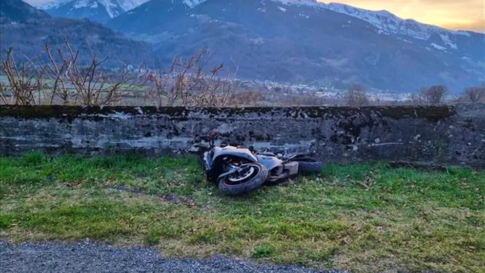 Grigioni. Perde il controllo della moto e finisce oltre un muro: ferito un 21enne